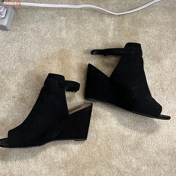 FOREVER 21 Peep-toe black wedge booties - Picture 2 of 3